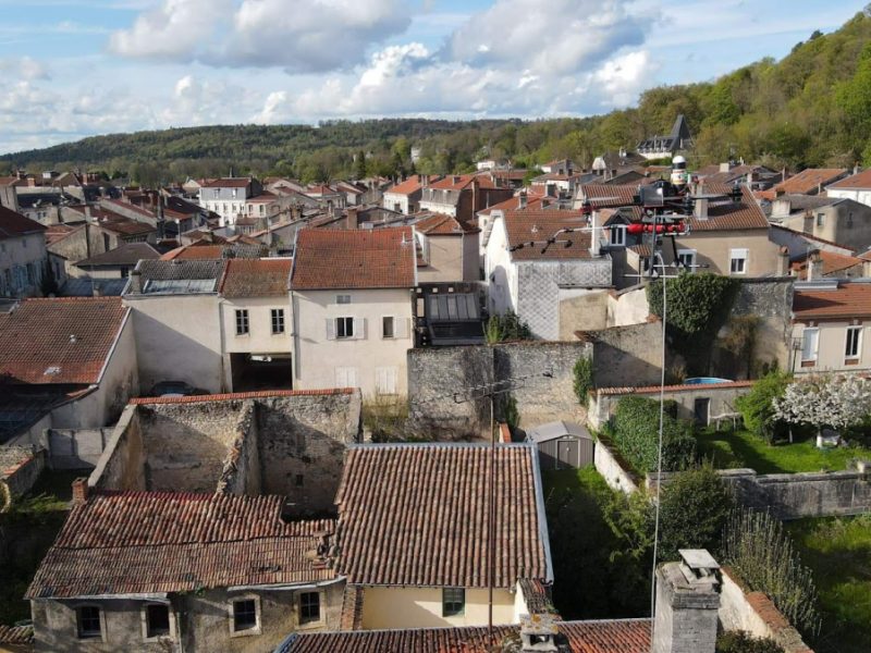 Drone au dessus d'un village - Prestations Nettoyage Traitement Drone Reims